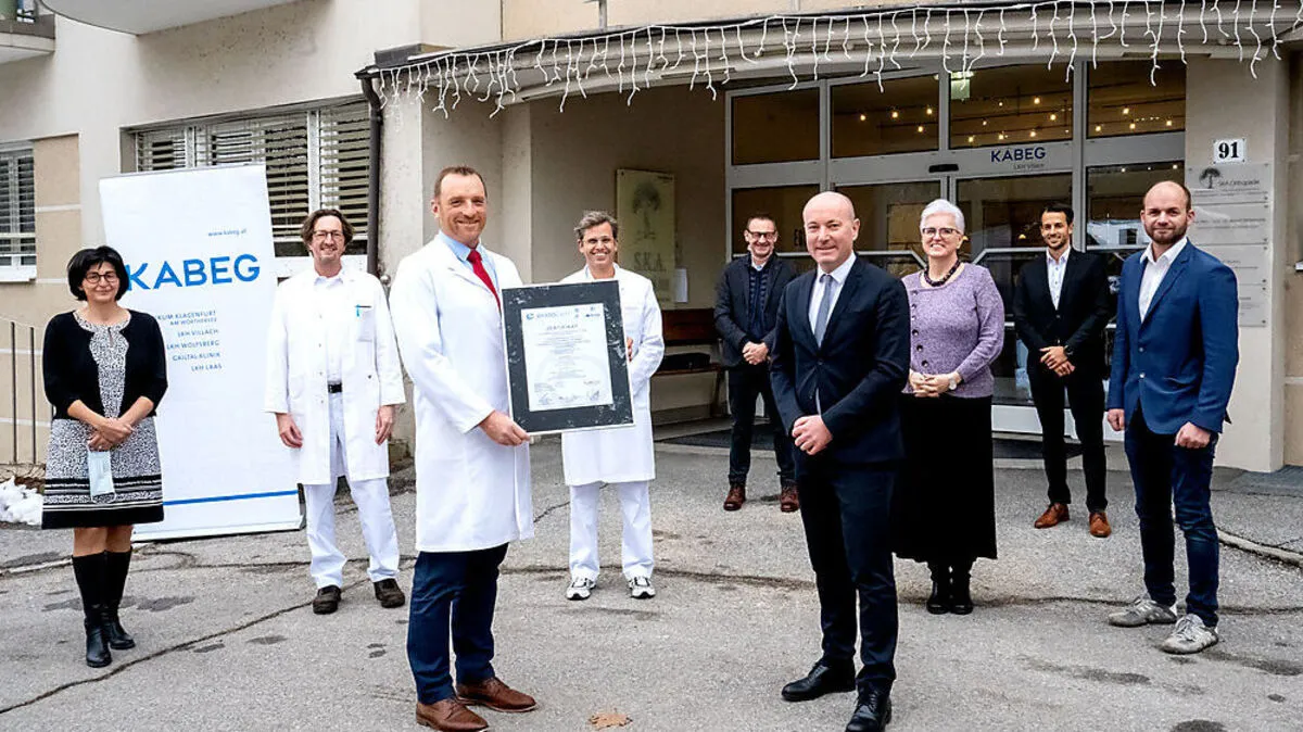 Das Team um Primar Preininger und Kabeg-Vorstand Gabriel (vorne) 