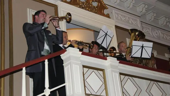 Für den guten Zweck haben hunderte Ballgäste am Schloss Wolfsberg das Tanzbein geschwungen, als die Serviceclubs des Lavanttals zum alljährlichen "Ball am Schloss" luden.