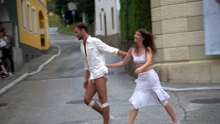 Die Profi-Kompanien und Residenz-Künstler begeisterten für die "CCB Lange Nacht des Tanzes" hunderte Besucher. Im Dialog mit Helnweins Kunst tanzten Anna Hein und Pawel Dudus.