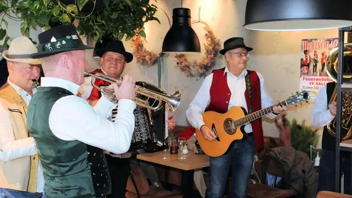 Ein alter Brauch lebt in der Steiermark bis in die heutige Zeit weiter und wird auch besonders in der Lipizzanerheimat intensiv zelebriert. Die Neujahrsgeiger ziehen rund um Weihnachten und den Jahreswechsel von Haus zu Haus oder von Lokal zu Lokal.