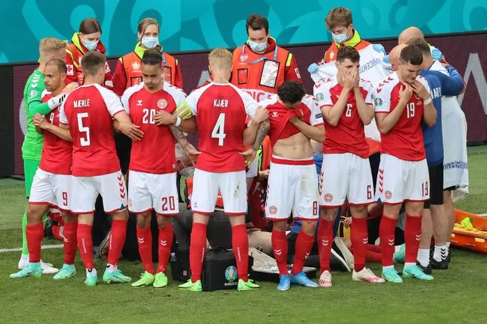 Die Mitspieler bilden einen Kreis als Sichtschutz