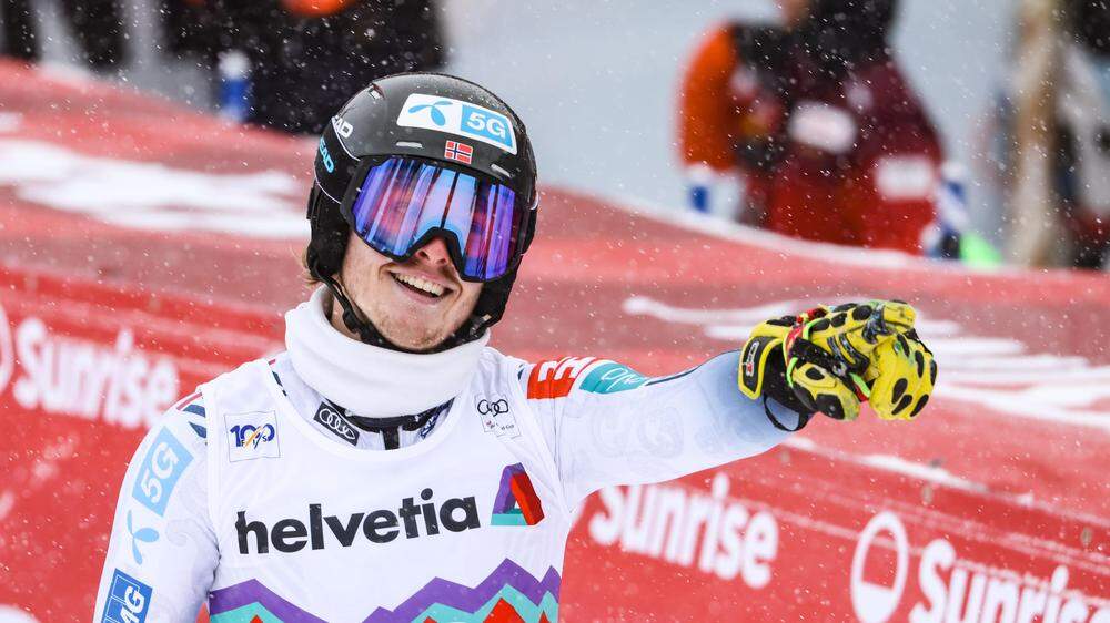 Atle Lie McGrath zeigte mit Freude auf Slalom-Sieger Feller