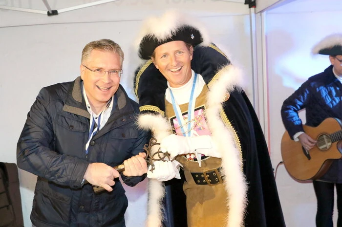 Absoluter Höhepunkt des närrischen Abends war jedoch die Schlüsselübergabe durch den Bürgermeister an Herzog Andy I. 