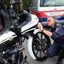 Die Polizei nimmt die Motorräder auch technisch unter die Lupe
