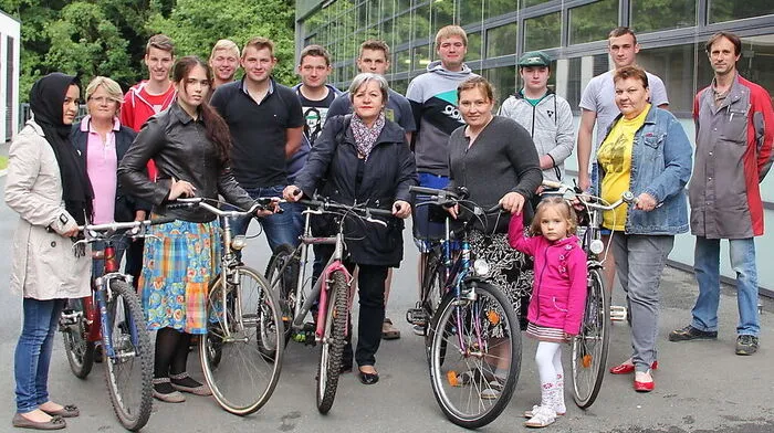 Schulleiterin Grete Edelsbrunner (2.v.l.), Martha Weiß (m.), Richard Kazianschitz (r.) und Schüler der Landesberufsschule bei der Übergabe der Räder an die Asyl suchenden Frauen