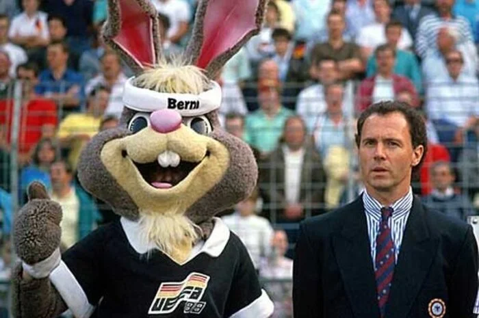 1988 fand die EM in Deutschland statt. Maskottchen Berni stand dem Teamchef der deutschen Mannschaft, Franz Beckenbauer, immer zur Seite.