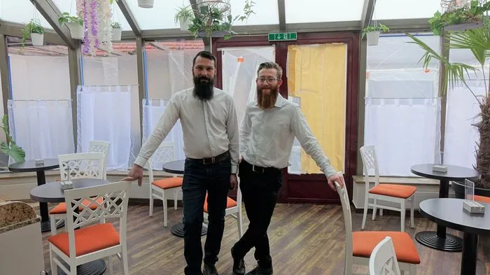 Daniel und Richard Prinz eröffnen am kommenden Samstag das französische Bistro "Le Schnurrbarrt" - zu finden ist es im ehemaligen Café Weberhaus.