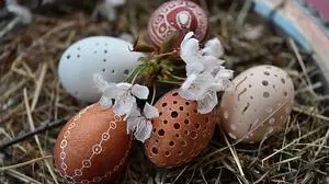 ABD0014_20210329 - SALZBURG - ÖSTERREICH: ++ THEMENBILD ++  Ausgeblasene, gravierte Eier in einem Nest. Ostereier sind ein Symbol für das neue Leben und werden zu Ostern gerne verschenkt und zur Dekoration verwendet. Der Ostersonntag fällt heuer auf den 4. April 2021.... - FOTO: APA/BARBARA GINDL