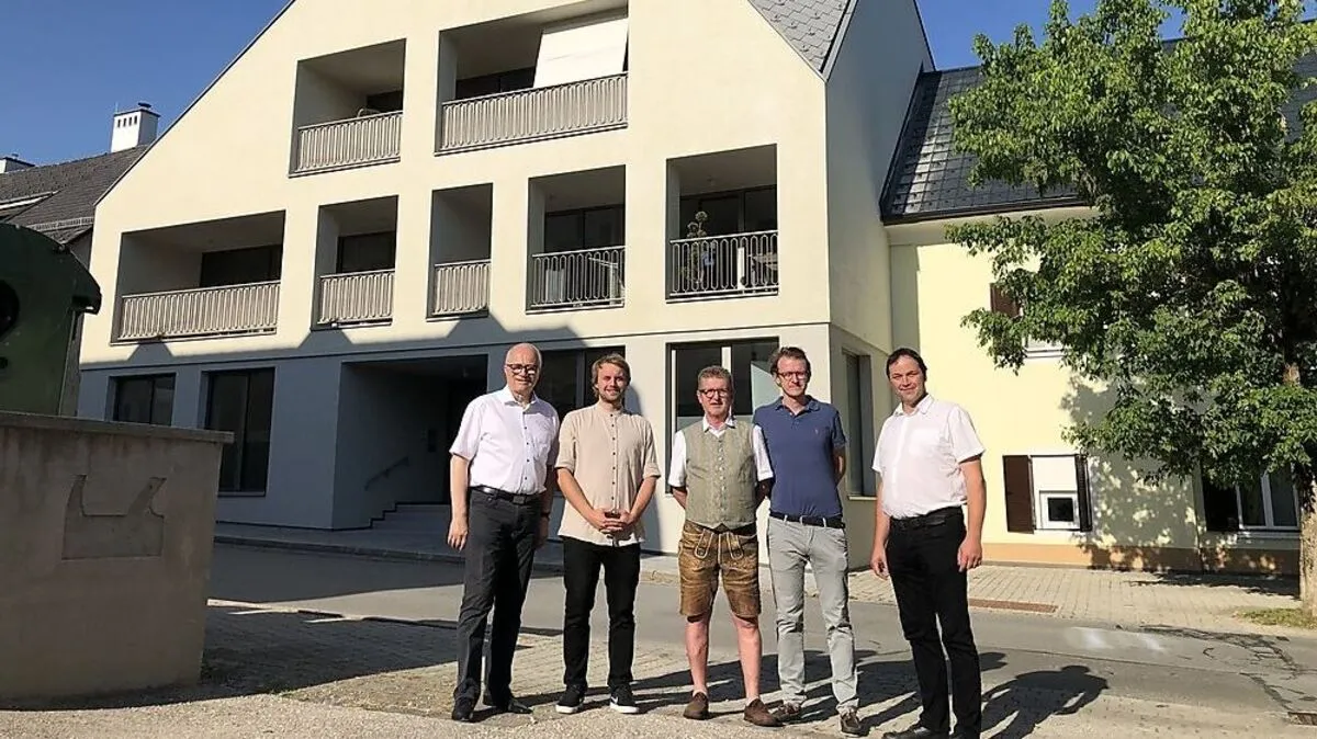 Hans Seitinger, Philipp Holz, Günther Essenko, Thomas Fladischer und Hubert Lenger vor dem Objekt Aflenz 26