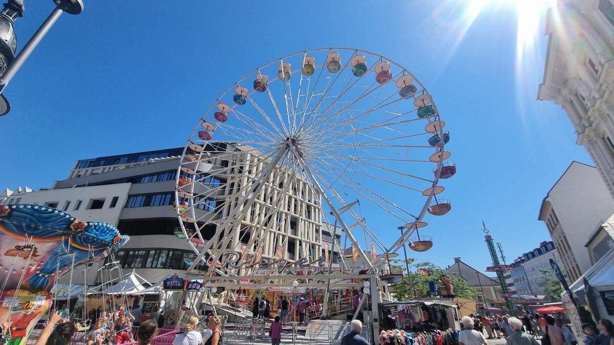 Eine Fahrt mit dem Riesenrad am Hans-Gasser-Platz kostet 5 Euro