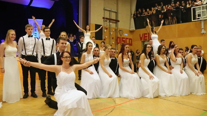Unter dem Motto „5 Karat“ brachten die Maturanten der HLW Mureck ihren Maturaball in der Ottersbachhalle zum Glänzen. 