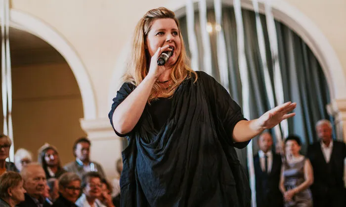 Ausnahme-Jazzerin Simone Kopmajer hat sogar Songs für die Goldschmiede Wieser arrangiert