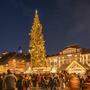 Der Weihnachtsbaum am Hauptplatz wird heute zum ersten Mal beleuchtet