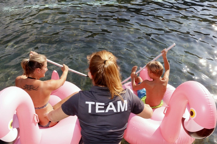 Jeweils zwei Teilnehmer "kletterten" auf ihre Schwimmtiere und traten beim Wettpaddeln gegeneinander an...