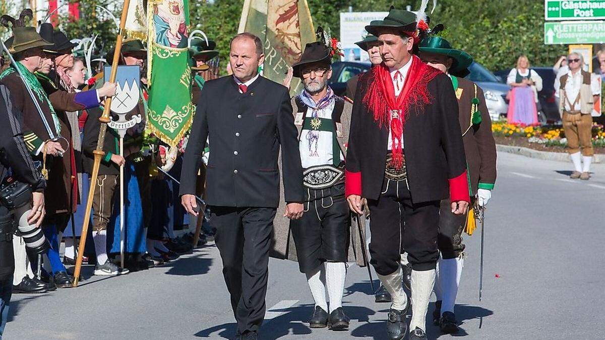 Geisler, Außersteiner und Steiner schreiten die Front ab