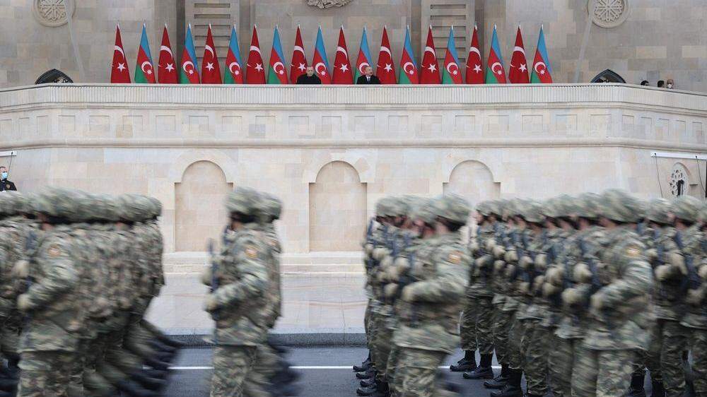 Der türkische Präsident Recep Tayyip nimmt mit seinem aserbaidschanischen Amtskollegen Ilham Aliyev die Siegesparade in Baku ab