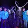 Zwei Krampusse in der Mitte, rundherum sind drei Männer und eine Frau in blauen Jacken | Krampusse und Perchten waren in Lendorf los