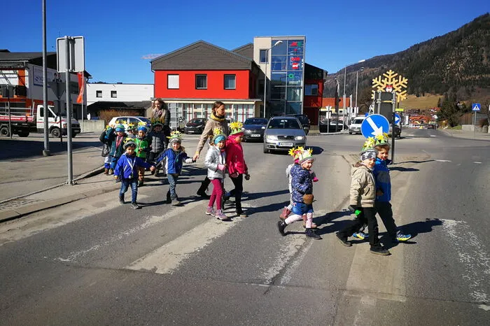 Sie zogen auch durch die Straßen, verteilte.n Blumen und hießen so den Frühling willkommen.