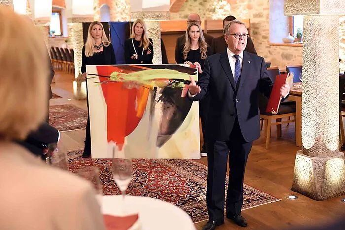 Von seinen Landeshauptmann-Kollegen erhielt Niessl ein Abschiedsgeschenk: Ein Bild des burgenländischen Malers Sepp Laubner