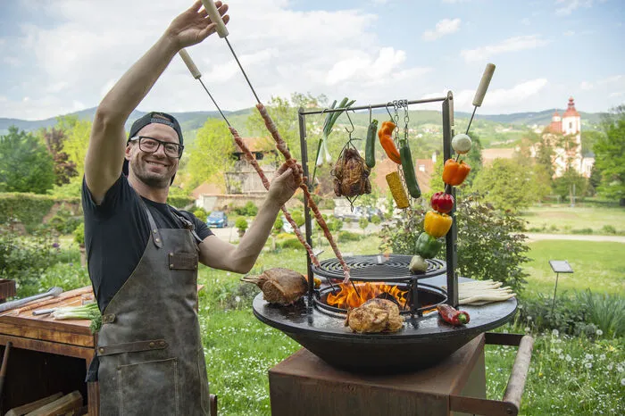 ... einem OFYR-Feuerschalengriller: "Da stehen die Leute so gern rundherum und essen gleich direkt von der Grillplatte herunter".