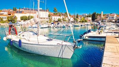 Bereit für die Saison: Malinska auf der kroatischen Insel Krk