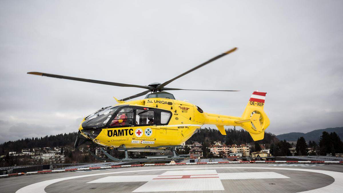 Der Verletzte wurde mit dem C11-Hubschrauber ins Klinikum Klagenfurt geflogen