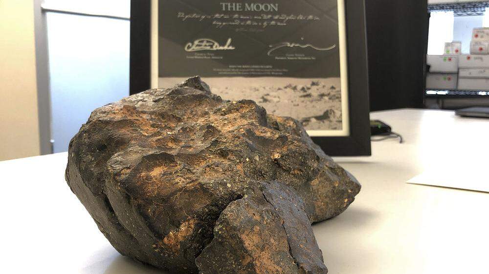 Das &quot;Mondpuzzle&quot; genannte Gestein besteht nach Angaben des Auktionshauses RR Auction aus sechs Einzelteilen, die zusammen fast 5,5 Kilogramm wiegen