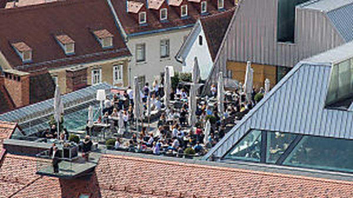 Auf der Dachterrasse lässt es sich wochenends bei guter Musik vor allem im Sommer sehr gut aushalten.