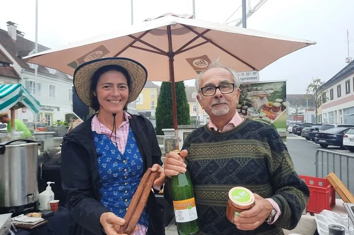 Vielfältiges Programm beim Biofest am Hauptplatz: Familie Neumann bieten Fleischwaren vom Zackelschaft an,...