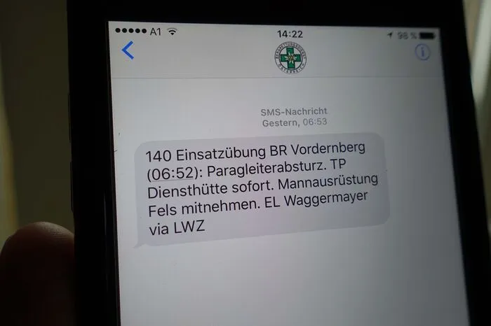 Die Alarmierung erfolgte mittels SMS.