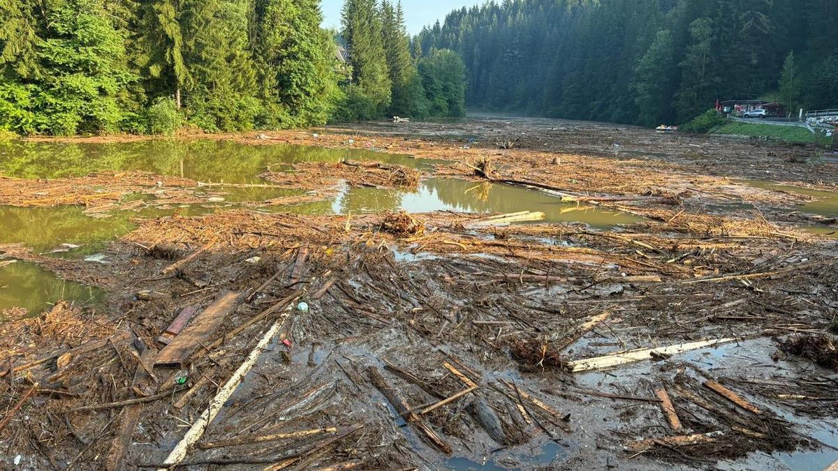 Die Hirzmannsperre in Edelschrott bietet ein Bild der Verwüstung