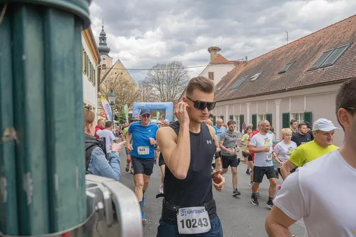 Den Sieg im Halbmarathon holte sich bei den Herren Stefan Schriebl (1:17:28) und bei den Damen Tatjana Figoler (1:35:22).