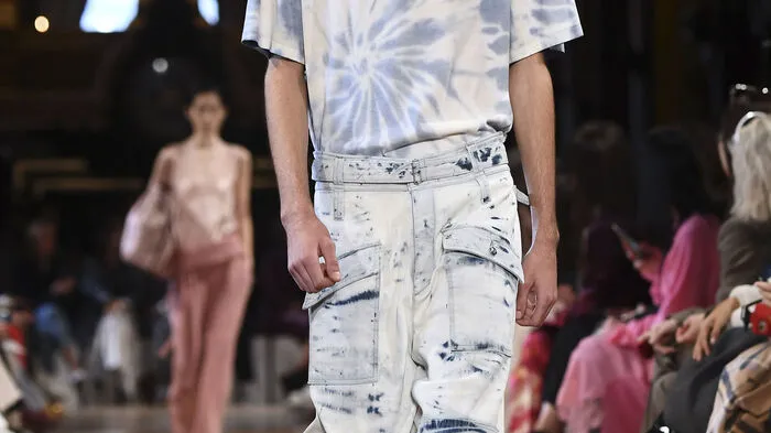Helle Jeans.Nein, der blasse Denimstoff steht nicht unter Schock, auch wenn er unerwarteten Trendalarm ausgelöst hat. Balmain, Isabel Marant und Celine schickten ihre Models in den sogenannten „Acid Jeans“ über den Laufsteg. Perfektes Trendduo sind unter anderem Batik-Shirts.