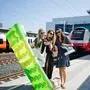 Drei junge Damen machen ein Selfie am Bahnhof mit Luftmatratze