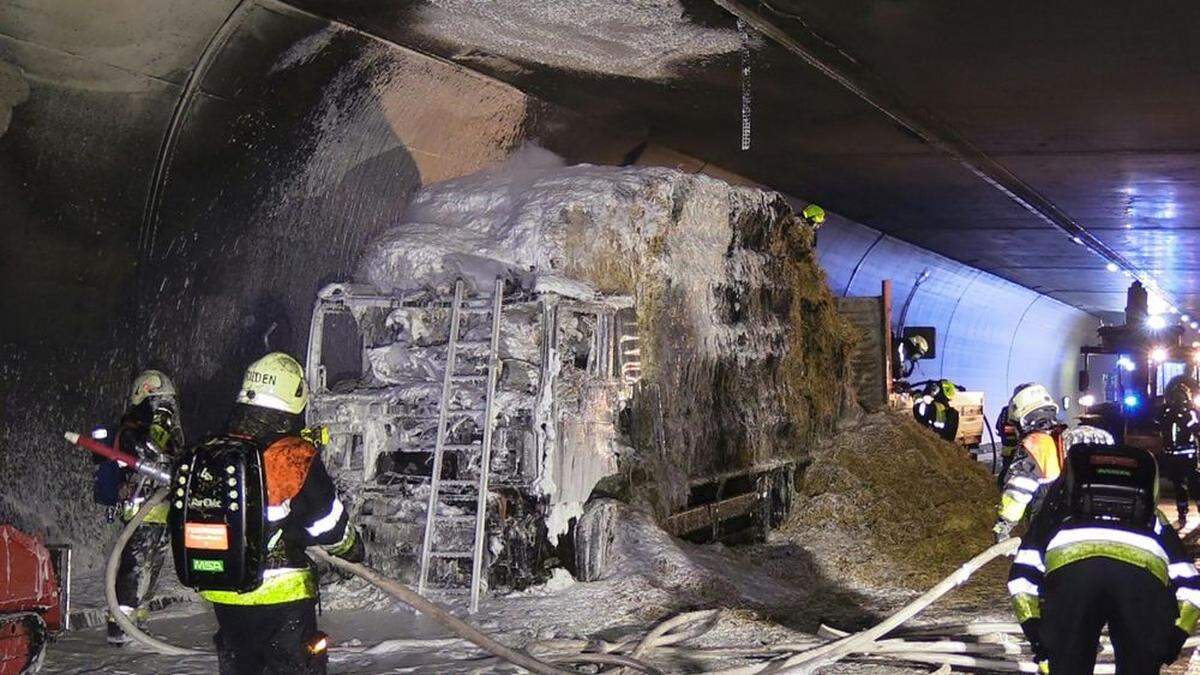 Mit Heu beladener Lkw brannte in Pfändertunnel