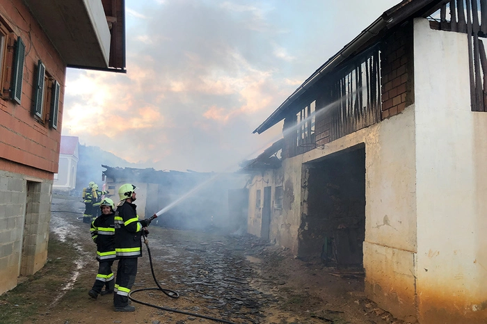 In einem Wirtschaftsgebäude war Feuer ausgebrochen. Als die Feuerwehrleute eintrafen, stand das Gebäude bereits voll in Flammen.
