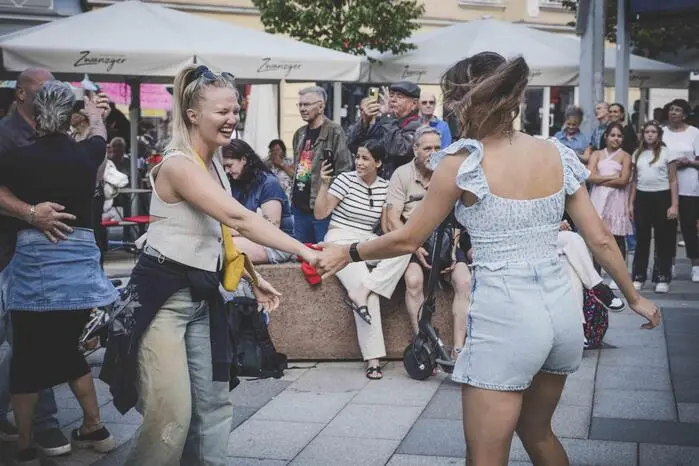 Von „Dancing Queen“ bis „Waterloo“ wurde kräftig mitgesungen und mitgetanzt.