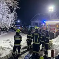 Vier Feuerwehren aus dem Feuerwehrbezirk Jennersdorf rückten am Freitagabend mit 65 Mitgliedern zu einem Küchenbrand aus