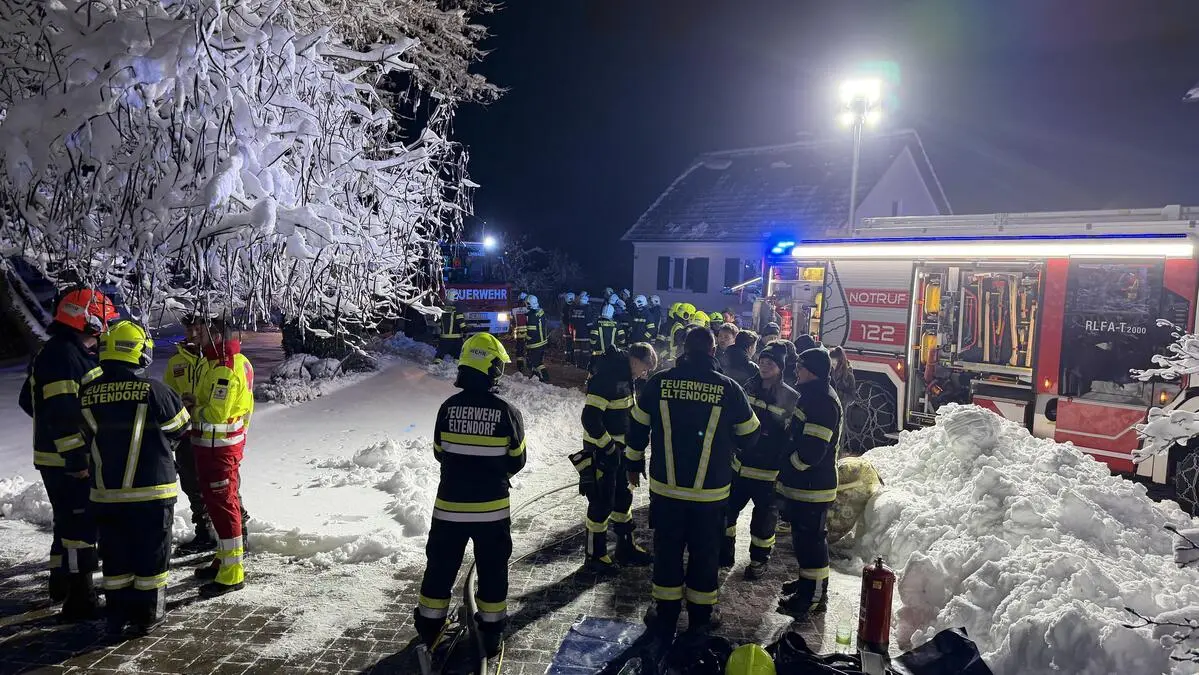 Vier Feuerwehren aus dem Feuerwehrbezirk Jennersdorf rückten am Freitagabend mit 65 Mitgliedern zu einem Küchenbrand aus