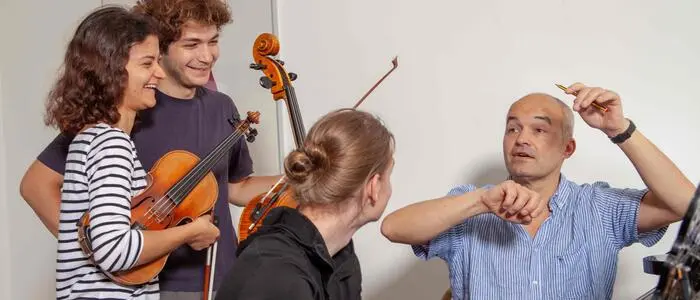 Initiator Meinhard Holler bei der Probenarbeit mit den jungen Talenten