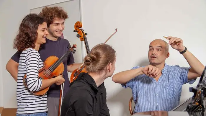Initiator Meinhard Holler bei der Probenarbeit mit den jungen Talenten