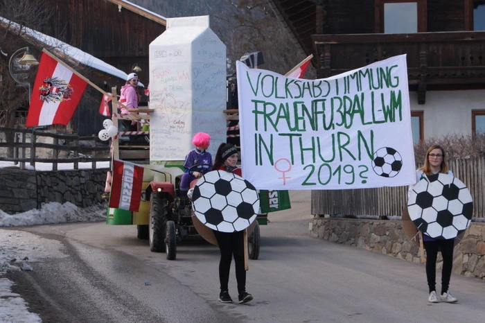 Den Umzug eröffneten 15 Kindergartenkinder, die sich als Schlümpfe verkleideten und auch das bekannte Schlümpfelied trällerten. Auch Vampire, ein Geist, zwei Legomännchen, ein Krankenhaus- Team, die sieben Zwerge und ein Skelett waren unterwegs.