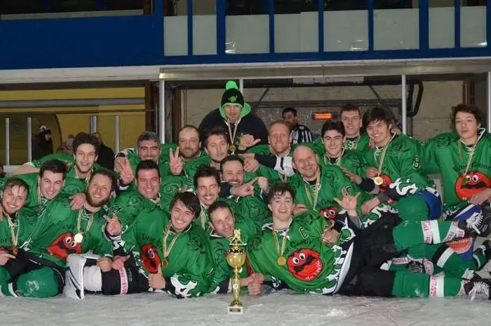 Kader: Thierry und Patrick Forgiarini, Stefano della Pietra, Aless. Matellon, Felice Giugliano, Daniele Fortin, Ulrich Buzzi, Ruben Zozzoli, Francesco Agnola, Rudi Urli, Lorenzo Calligaro, Gianpaolo Pollano, Nicola die Marco, Alessio Gollino, Hans Vaccari, Daniele Galtarossa, Davide Ferrari, Alessio Luchitta, Michele Cescutti, Luca Traverso. Nach dem Abstieg aus der Division II startete Pontebba mit vier Siegen und 35:17-Toren. Es folgte das 5:7 gegen Kirchbach. Es sollte die einzige Niederlage bleiben. Die Kanaltaler schlossen den Grunddurchgang als Erster ab, gewannen das Halbfinale gegen Oberdrauburg (8:1 und 4:3 n. P.) und fixierten im Finale gegen Kirchbach (4:3, 14:4) den Wiederaufstieg. Pontebba stellte mit Zozzoli (44 Punkte), di Marco und Giugliano (je 33) die Top drei der Scorerliste.
