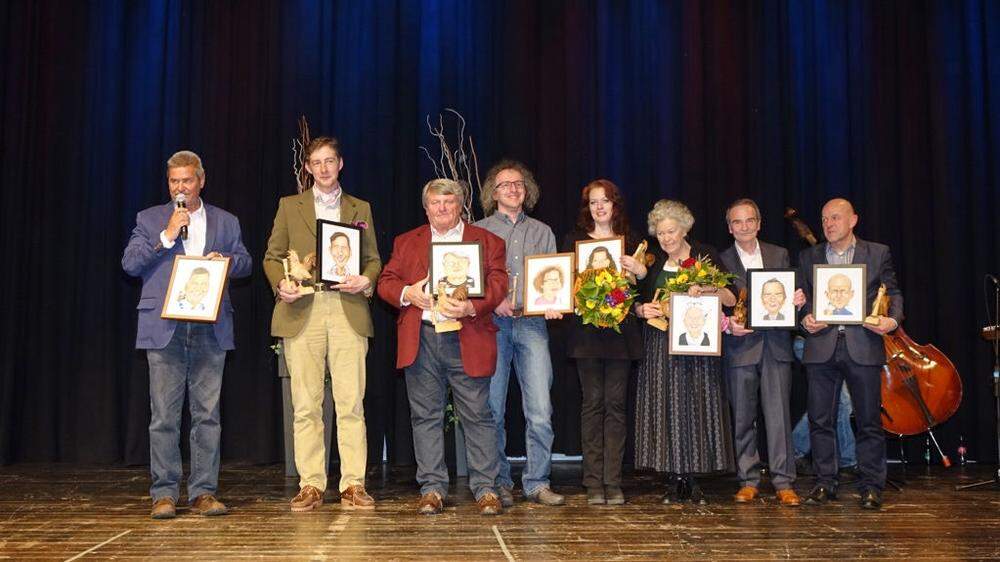 Franz Steinmann (links) mit sechs der sieben Autoren und Erika Osrecki (3. v. re.), die den Umschlag gestaltet hat