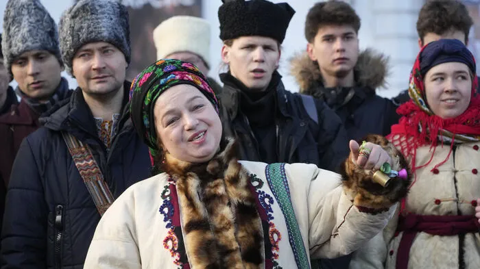 In der ukrainischen Hauptstadt Kiew begeht man das Weihnachtsfest singend in Tracht.