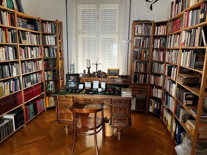 Die Bibliothek im ersten Stock besticht auch durch ihre Symmetrie