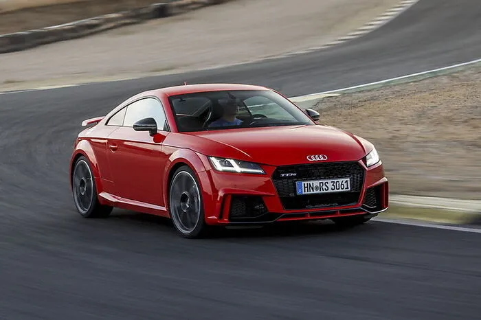 Den Top-Speed regelt Audi bei 250 km/h ab, auf Wunsch erst bei 280 km/h. Trotz gesteigerter Performance liegt der Verbrauch des TT RS Coupé bei nur 8,2 Liter pro 100 Kilometer. Der TT RS Roadster begnügt sich im Schnitt mit 8,3 Liter.