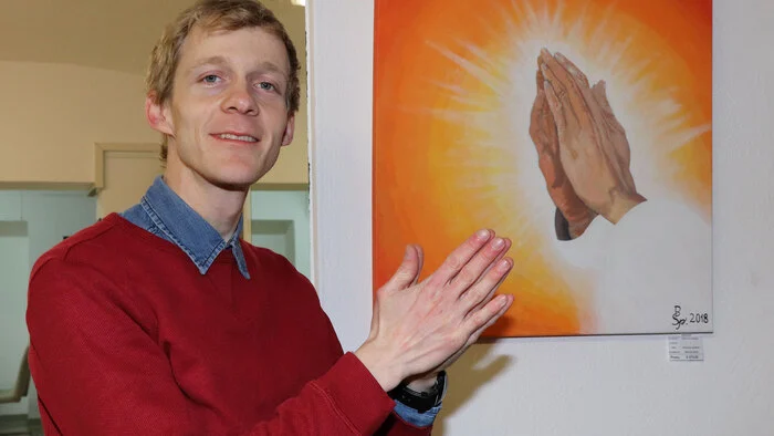 Am Foto der junge Künstler und Buchautor Bernhard Spitzinger mit seinem "Fotorealismus in Acryl".