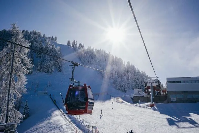 Mit der Kärnten Card ist einmal täglich eine Berg- und Talfahrt im Skigebiet Goldeck möglich. Ab dem 17. Dezember kann man sich dort am Sportberg austoben. Speziell für die kleinen Gäste: Rutschen im Kinderland und Rodeln mit den Eltern warten auf sie.
