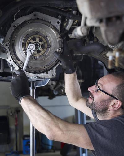 Mechaniker bei der Autoreparatur: „Keine sicherheitsrelevanten Teile“